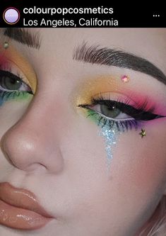 Face Glitter Ideas, Festival Makeup Looks, Makeup Looks Easy, Glitter Ideas, Rainbow Eye Makeup, Festival Makeup Glitter, Face Glitter