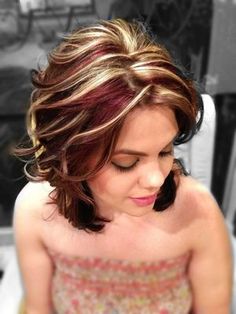 A month in hair colors! Today: multi colored highlights! | The HairCut Web! Hair Roulette Ideas, Red Lowlights, Pelo Color Vino, Highlights Red, Blond Highlights, Peekaboo Highlights, Chunky Highlights, Mischa Barton, Color Highlights