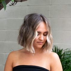 Blonde Money Piece On Short Hair, Blonde Money Piece Hair Brunette Short, Bob Haircut With Money Piece, Short Bob Balayage Hair, Asymmetrical Bob Money Piece, Short Brunette Hair With Money Piece, Short Bob Money Piece Hair, Short Ash Blonde Hair With Dark Roots, Money Piece Brunette Hair