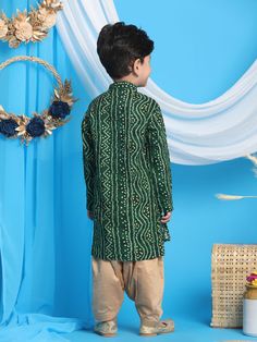 VASTRAMAY Boys' Green Bandhni Print Kurta And Rose Gold Patiyala Set This stylish VASTRAMAY Boys' set includes a green Bandhni print kurta paired with a rose gold Patiyala. Perfect for festive occasions and celebrations, this ensemble combines traditional design with modern aesthetics, ensuring your little one looks charming and feels comfortable all day. Features Elegant Bandhni print kurta Comfortable rose gold Patiyala Perfect for festive occasions Modern yet traditional design Specifications Boy Kurta, Bandhani Print, Boys Wear, Boys Set, Gold Print, Green Top, Green Tops, Formal Party, Full Sleeves