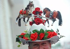 The 18 Most Absurd Kentucky Derby Hats Of All Time Diy Derby Hat Ideas, Derby Hat Ideas, Crazy Kentucky Derby Hats, Kentucky Derby Party Hats, Kentucky Derby Style, Derby Time, Hat Inspiration, Derby Ideas, Derby Fashion