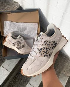 Hey Dude Shoes Women, Zapatillas New Balance, Chic Sneakers, Handbag Shoes, Sneakers Outfit, Mom Outfits, Fashion Makeup, Cute Shoes, Womens Sneakers