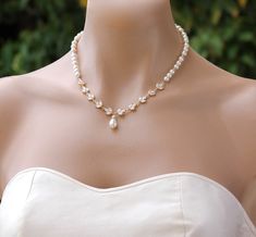 Crystal and Pearl Gold Necklace, Gold Bridal Necklace, Crystal Bridal Jewelry, Pearl Wedding Necklac Bridal Jewelry Sweetheart Neckline, Pearl Bridal Jewelry Brides, Elegant Bridal Jewelry, Gold And Pearl Necklace, Wedding Jewelry Necklace, Bridal Jewelry Pearl, Pearl Wedding Necklace, Pearl Gold Necklace, Swarovski Pearl Necklace