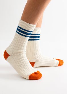 Our Beach Break Socks present a vintage design with three horizontal stripes at the top. They are made with Egyptian cotton yarns, in white and Blue. A long pile with excellent cushioning, unique to this knitting machine, is used for the sole. It absorbs sweats well and relieves fatigue caused by long walks and long periods of standing. We complete the design with a chromatic detail in the tip and in the heel, getting them a vibrant touch. - High quality Egyptian cotton - Hand-linked toe - Skin-