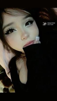 :) Brown Eye Blonde Hair, Two People Selfie Poses, Douyin Makeup On Brown Skin, Asian Fishing Makeup, Scene Makeup Looks, Makeup Styles To Try, Unrecognizable Makeup, Tired Makeup Look, Cute Emo Makeup