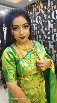 Yellow Saree Look, Mehndi Saree, Indian Makeup Looks, Saree Yellow, Sarees Design, Makeup Logo Design, Indian Bride Makeup, Reception Bride, Bridal Art