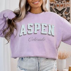 "🗻⭐ Aspen, Colorado Sweatshirt. This trendy sweatshirt seamlessly blends fashion and comfort, featuring eye-catching varsity lettering that proudly represents the charm of Aspen. Printed on a premium Comfort Colors sweatshirt, soft and cozy. Embrace the spirit of the Rockies while staying on-trend and comfortable. Ideal for both locals and visitors, this sweatshirt is the perfect gift for those who appreciate the effortlessly cool vibes of Aspen, Colorado. Give the gift of cozy mountain chic with our Trendy Varsity Aspen Sweatshirt.  ⛷️Check out our other Aspen Sweatshirts: https://shopsundayrae.etsy.com/listing/1614547127 IMPORTANT Mockups are used for demonstration purposes only, and the final product may vary slightly in color & placement. Comfort Colors Unisex Sweatshirt Luxurious com Aspen Sweatshirt, Mountain Chic, Colorado Sweatshirt, Travel Sweatshirt, Aspen Ski, Ski Vacation, Varsity Letter, Aspen Colorado, Comfort Colors Sweatshirt