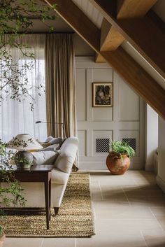 Beige living room wall color for interior design inspiration Heckfield Place, Modern Georgian, Georgian Interiors, Interior Design Per La Casa, Modern Farmhouse Living, Interior Colors, Decor Ikea, Gorgeous Interiors, Modern Farmhouse Living Room