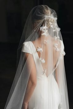 the back of a bride's veil with flowers on it