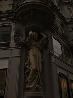 a statue on the side of a building