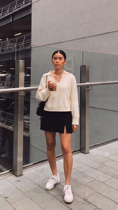 Minimalist Mini Skirt Outfit, Fall Outfits With Tennis Skirts, Black Crop Button Up Shirt Outfit, Black Skirt Sneakers Outfits, Work Look With Sneakers, Miniskirt And Sneakers Outfit, Tennis Dress Fall Outfit, Black Dress With White Tennis Shoes, Casual Tennis Skirt Outfit Summer