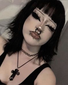 Emo Makeup 2000s, Egirl Makeup Looks, Emo Piercings, Makeup 2000s, Dark Makeup Looks, Egirl Makeup, Grunge 2000s, Alt Makeup