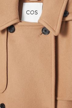 Dieser Dufflecoat von COS punktet mit seiner raffinierten Optik. Das Modell in zeitlosem Navyblau hat einen spitzen Kragen, eine doppelreihige Falte und eine Sturmblende, die dem klassischen Trenchcoat nachempfunden sind. Der Stoff besteht aus einer recycelten Wollmischung, die Sie zusammen mit der Kapuze und den verstellbaren Ärmelabschlüssen auch an kühleren Tagen angenehm warm hält. Lockere PassformKnopfleisteRecycelte Wolle wird aus Garnspinnabfällen, Garnrestbeständen, Verschnitt bei der Pr Quick Saves