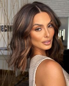 Morena iluminada: conheça todos os tons e tendências Midi Bob, Brown Bob Hair, Dark Brown Hair Balayage, Short Dark Hair, Brunette Hair With Highlights, Short Brown Hair, Brunette Balayage Hair, Short Hair Balayage, Balayage Brunette