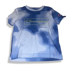 Show Your Style With This Unique Champion Crewneck T-Shirt In Tie Dye Blue! This T-Shirt Features A Bold Logo, Perfect For Making A Statement. Size: 4t Fit: Regular The Classic Crewneck Design Makes It Easy To Pair With Any Outfit. It’s Made From High Quality Fabric Material For An Extra Layer Of Comfort And Breathability. Whether You're Going Out Or Just Lounging Around The House, This T-Shirt Will Keep You Looking Good. Make Your Purchase Today And Become The Champion Of Style! -Champion -Logo Blue Summer Shirt With Logo Print, Light Blue Logo Print T-shirt For Summer, Summer Light Blue T-shirt With Logo Print, Tie Dye Blue, Champion Crewneck, Champion Shorts, Light Blue Shorts, Crewneck Design, White Tee Shirts