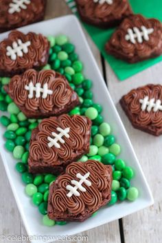 Brownies decorated to look like a football using chocolate and vanilla frosting (no cookie cutter needed). Game day or Super Bowl dessert. Recipe VIDEO! Super Bowl Treats Dessert Recipes, Football Brownies Super Bowl, Football Desserts Easy Super Bowl Party, Game Day Desserts Football, Brownie Footballs, Superbowl Party Food Ideas Desserts, Easy Superbowl Desserts, Football Desserts Easy, Desserts Superbowl