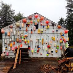 there is a building that has many items hanging on the wall and in front of it