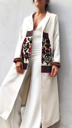 Plaid Print Coat, Mode Kimono, Mode Abaya, 90's Fashion, Abaya Designs, White Coat, Volleyball Hairstyles, Embroidery Fashion, Abayas Fashion