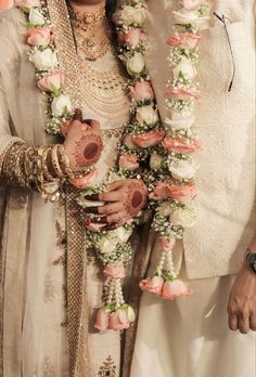 Flower Maala For Engagement, Nikkah Garland, Garland Wedding Indian Reception, Marriage Varmala, Garlands Wedding Indian Flower For Reception, Indian Wedding Garland Marriage, Reception Malai Design, Varmala Indian Weddings Garlands, Engagement Varmala