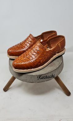 Walnut huaraches for men. These huaraches are made by Mexican artisans, each pair is unique, you can wear them with jeans or shorts. The color of these huaraches is one of our customers' favorites. These handmade shoes are made in Sahuayo Michoacán, where the best huarache in Mexico is made. If you wear a half size, I recommend ordering a size down, for example, if you wear a size 8.5 I recommend ordering a size 8, since these huaraches stretch with use. Size chart: 7US - 25cm 8US - 26cm 9US - 2 Handmade Traditional Leather Huaraches, Traditional Leather Woven Huaraches, Artisan Brown Hand-tooled Huaraches, Artisan Hand-tooled Brown Huarache Sandals, Beach Leather Hand-tooled Huaraches, Black Huarache, Mexican Shoes, Mexican Sandals, Huarache Sandals