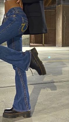 Flare Jeans Aesthetic, Flare Jean Outfit, Flare Jeans Y2k, Bootcut Jeans Outfit, Flare Jeans Outfit, Future Outfit, 2000s Fashion Outfits, Cute Jeans