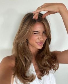 light brown, auburn hair summer inspo, blowout look  - Beach hair styles   - Wavy hair styles   • clean girl aesthetic Beige Bronze Hair, Hint Of Red Hair Color, Fall Haircut, Light Brunette Hair, Honey Brown Hair, Brunette Hair With Highlights