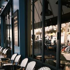 tables and chairs are lined up on the sidewalk