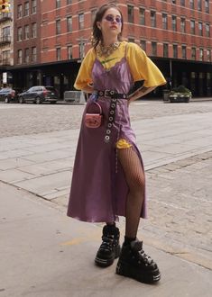 Layer Outfits Fall, Quirky Cool Outfits, Eclectic Punk Fashion, Quirky Layered Outfits, Punk Outfits Colorful, London Pride Outfit, Brunch Outfit Alternative, Casual Outfits Nonbinary, Berlin Fashion Women