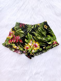 Beautiful tropical patterned soft cotton adult shorts that are perfect all year round! A perfect pair to wear while lounging around the house or on vacation. Great for birthday gifts, Christmas gifts, Valentine's Day, or even Bridal parties! Comes with a stretchy elastic waistband for a comfort. Cute ruffle trim finishes off the shorts. 100% Cotton Plaid PJ Shorts here: https://www.etsy.com/listing/1060519934/red-black-white-adult-women-pajama?ref=listings_manager_grid Floral Satin Shorts here: Hawaiian Pattern, Short Noir, Short Plants, Spring Birthday, Adult Pajamas, Pj Shorts, Satin Shorts, Spring Vacation, Graduation Photoshoot