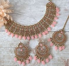 Beautiful baby pink antique gold necklace jewellery set with tikka headpiece and earrings. Gold base filled with intricate pearl detailing and antique gold stones.  Earring drop is: 6 cm Baby Pink Jewellery, Pink Indian Jewelry, Tikka Headpiece, Bollywood Necklace, Punjabi Jewellery, Summer Court, Punjabi Jewelry, Pink Antique, Fancy Jewellery Designs