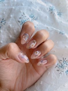 Spring Floral Almond Nails, Nail Designs With Drawings, Wedding Nails Design For Short Nails, Spring Nails Inspiration Flowers, Simple Acrylic Nails With Flowers, Wedding Nails Floral Design, Painted Wedding Nails, Capsulated Nails Flowers, Floral Nails Aesthetic