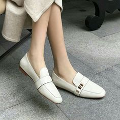 Look Old Money, Clean Girl Look, Square Toe Flats, Old Money Aesthetics, Money Aesthetics, Office Outfit Ideas, Leather Flats Women