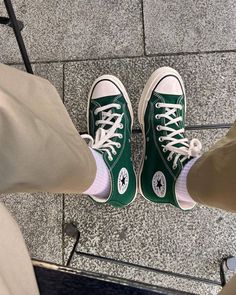 Green Vans Outfit, Green Converse Aesthetic, Forest Green Converse, Chuck Taylors Outfit, Sofia Coelho, Cute Converse Shoes, Converse Aesthetic, Cute Converse, Green Vans