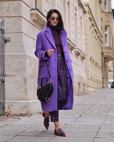 BCN Street Style on Instagram: “💜💜💜 📸 @missmondo” Mode Purple, Monochromatic Fashion, Giovanna Battaglia, Color Blocking Outfits, Anna Dello Russo, Paris Chic, Looks Street Style, Street Style Winter