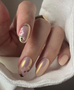 Trendy Simple Nails, White Floral Nails, Bridesmaids Nails, Art Deco Nails, Floral Nail Designs, Subtle Nails, Blush Nails, Floral Nail Art, Nails 2024