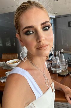 Brown Eyeshadow Looks, Bridal Makeup For Blondes, Chiara Ferragni Style, Chic Glasses, Makeup For Blondes, Black Eyeshadow, Eyeliner Looks, Black Eyeliner, Celebrity Makeup