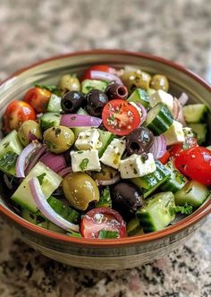 Classic Greek Salad, Grandma Cooking, Jamie Oliver Recipes, Greek Cooking, Refreshing Salad, Healthy Food Dishes, Grandmas Recipes, Mediterranean Diet Recipes, Greek Salad