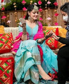 Bridal Mehndi Outfit Indian, Mendhi Dress For Bride Simple, Mehendi Function Photoshoot, Bridal Dress For Mehendi Function, Bridal Mehndi Dresses Ideas, Mehandi Bride Outfit, Mehandi Ceremony Outfit, Suit For Mehndi Function, Mehendi Outfits Bridal Indian