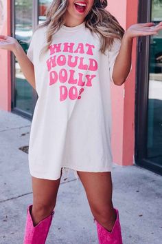 Make a statement in style with this "What Would Dolly Do" Boyfriend Tee! Featuring a fun, retro-inspired pink font, you'll be singing "9 to 5" in no time while you lounge around in this oversized, ultra-soft shirt. Y'all know what Dolly would do: she'd look fabulous! Pair this super fun tee with one of our bandanas for your perfect look! Check then out HERE. YM25220903 Hello Darling Shirt, Dolly Parton Queen Of Hearts Shirt, Chambray Dress, Boyfriend T Shirt, Funky Fashion, Oversized Style, Boyfriend Tee, Mini Shift Dress, Shirt Accessories