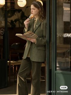 Elegant Tomboy Outfits, Historical Inspired Fashion, English Major Aesthetic Outfit, Wool Jacket Outfit, Old Money Women, Oxford Fashion, Dark Academia Outfits, Parisienne Chic