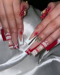 Christmas Nails Dramatic, Christmas Nails Decor Ideas, Xmas Nails With Bow, Red Christmas Sweater Nails, Cute Long Christmas Nails, Christmas Long Nail Designs, Red Bling Christmas Nails, Red And Gold Christmas Nails Acrylic, Winter Nails Long Square