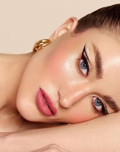 Makeup/eye shadow looks/eye makeup/pink soft look/hairstyles Eyeliner Photoshoot, Lakme Eyeliner, Video Shoot Ideas, Fashion Editorial Makeup, Makeup Video, Blush Beauty, Video Shoot, Beauty Shoot