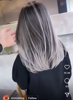 Pelo Color Ceniza, Long Hair Older Women, Hidden Hair Color, Gray Hair Highlights, Light Hair Color, Winter Hair Color