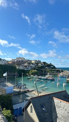 boats are in the water near houses and buildings on a sunny day with blue skies