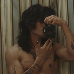 Nikki Sixx, Foto Tips, Foto Poses, Fluffy Hair, Mötley Crüe, Long Black Hair, Hair Reference, Persona 5