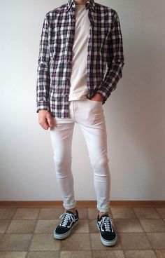 Young Mens Fashion, Techwear Fashion, White Jeans Men, White Tee Shirts, Men Fashion Casual Outfits