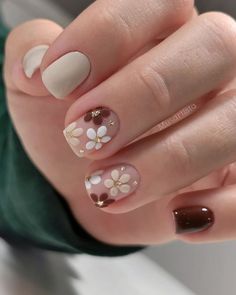 Thanksgiving Nails Natural Short, October Neutral Nails, Simple Nail Art Flowers, Floral Simple Nails, 2024 Fall Nails Trend, Cute Nail Designs For Natural Nails, Fall Nails On Natural Nails, Cute Short Manicure Ideas, Nail Art Ideas For Fall