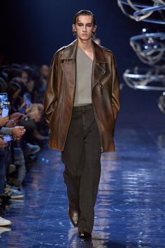 Fendi - Fall 2023 Menswear https://www.vogue.com/fashion-shows/fall-2023-menswear/fendi/slideshow/collection#5 Fendi Menswear, Fall 2023 Menswear, Minimal Look, Baggy Clothes, Leather Jacket Style, Couture Runway, Mood Board Fashion