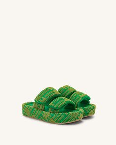 Lexi Terry Slide Sandal - Green - JW PEI Fashion And Textiles, Miami Outfits, Mom Clothes, Legging Outfits, Loafer Mules, Bag Handle, Chain Bags, Beauty Style, Outfits With Leggings