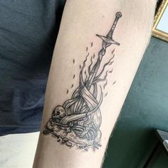 Dark Souls Bonfire Tattoo, Tato Dark, Forarms Tattoo Designs Men, Dark Souls Tattoo Ideas, Sekiro Tattoo, Tattoos Reference, Bloodborne Tattoo, Dark Souls Bonfire